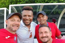 Carlos Pavón posa con el cuerpo técnico de la selección de Puerto Rico.