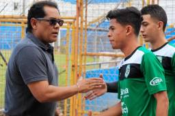 El mediocampista Cristian Cálix junto al gerente deportivo del Marathón, Rolin Peña, quien afirmó que no cederán al jugador a la Selección Sub20. Foto Moisés Valenzuela