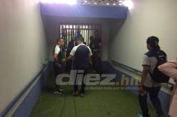 Los miembros de utilería de Motagua apostada en uno de los portones de acceso a la cancha.