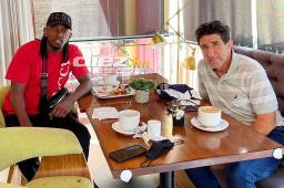 Alberth Elis platicó un buen rato por la mañana con el técnico argentino Héctor Vargas.