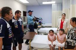 Jorge Luis Pinto se conmovió con las gemelas; Keny Yudinia y Keny Grisel.