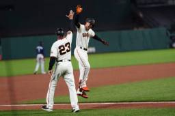 Mauricio Dubón celebrando su jonrón conseguido ante los Marineros de Seattle.