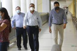 Wilfredo Guzmán al momento de llegar a la asamblea de Liga Nacional que se realiza en San Pedro Sula. Fotografía Neptalí Romero