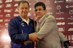 Enrique 'Ojitos' Meza fue presentado como nuevo técnico del Veracruz y de inmediato puso manos a la obra. Foto @ClubTiburones