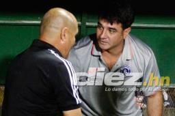 Diego Vázquez y Wilmer Cruz se saludaron antes de comezar el partido.