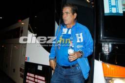 El DT de la Selección de Honduras, Jorge Luis Pinto, cuando arribaba a Estados Unidos este viernes para el juego eliminatorio del 24 de marzo. Foto Neptalí Romero
