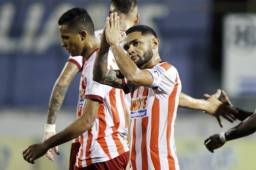 El explatensista Alexander Aguilar marcó el gol del triunfo del Vida y pidió perdón al público porteño en el estadio Excélsior. Fotos: Neptalí Romero.