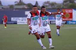 Roger Rojas celebra su gol con el volante Allen Guevara.