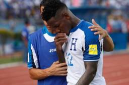 Romell Quioto no tuvo un gran partido ante Panamá. Aquí es consolado por Oliver Morazán tras la derrota en debut de la Hexagonal de Concacaf.