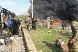 AFP constató la gran cantidad de cuerpos tirados y carbonizados, especialmente de niños.