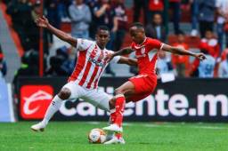 Brayan Beckeles estuvo muy bien parado en la defensa del Necaxa.