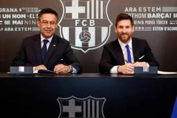 Messi junto a Bartomeu renovando su contrato con el Barcleona.