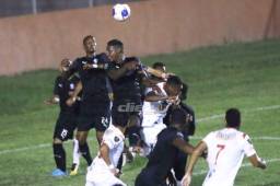 Se mantiene la paridad en el estadio Humberto Micheletti. Foto: Neptalí Romero.