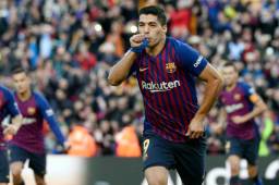 Luis Suárez anotó tres tantos en el triunfo del Barcelona 5-1 sobre Real Madrid.