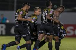 Jugadores de CAI celebran uno de sus goles ante Toronto.
