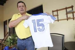 Zelaya posando con la camiseta de Honduras con la que debutó en el Mundial de España 1982.