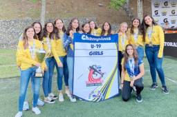 Las campeonas de Atletismo de la Escuela Internacional Sampedrana en categoría Sub-19 posan felices con sus medallas.