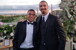 Ibrahimovic posando junto a Mbappé en Francia.
