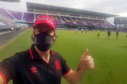 Gustavo Regis, asistente técnico del Olimpia, compartió en sus redes imágenes del reconocimiento de cancha.