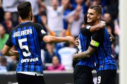 Icardi felicitado por sus compañeros luego de anotar de penal.