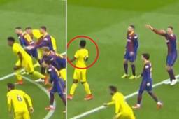 Lenglet quiso engañar al árbitro empujando a Lozano dentro del área para que repitier el penal.