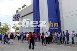 Los hondureños desde temprano han adquirido sus boletos en la agencia principal de banco Ficohsa.