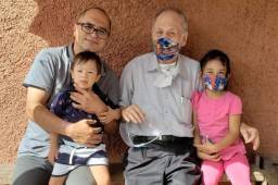Rudy Urbina junto a sus hijos y su padre Chelato en una hermosa foto familiar.