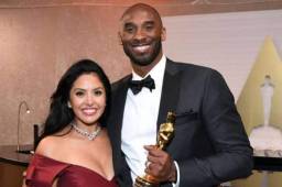 Kobe Bryant junto a su esposa al recibir el Premio ESPY de ESPN.