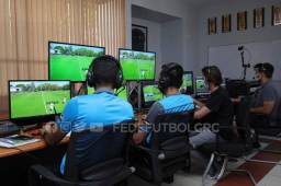 Los árbitros centroamericanos están capacitándose para aprender a manejar el VAR y el curso se está desarrollando en Costa Rica. Fotos cortesía | Fedefútbol