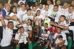 El plantel de jugadores del Infop celebran la obtención del bicampeonato de Liga de Ascenso.