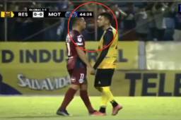 Óscar Moncada perdona la roja a Mayron Flores de Real España: Le lanza escupitajo al rostro a Marco Vega