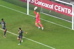 Jonathan Rougier no pudo hacer nada ante el cabezazo de Ariel Rodríguez. Saprissa se puso a ganar tempranamente ante Motagua.