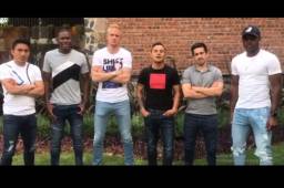 El tico Joel Campbell junto a los jugadores del León durante el anuncio de la compra de la taquilla para el partido del equipo femenil ante América.