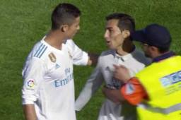 Cristiano Ronaldo con el espontáneo que entró al campo.