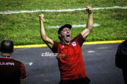 Pedro Troglio celebra la clasificación del Olimpia a la final de la Liga Concacaf 2022.