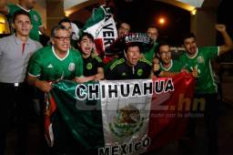 Una buena cantidad de aficionados mexicanos se reunieron en las afueras del hotel Intercontinental y aguardaron la llegada de sus guerreros para alentarlos. Fotos Delmer Martínez