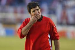 El entrenador del Olimpia, Héctor Vargas, comenta que necesita reforzar la defensa para el próximo campeonato.