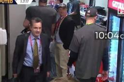 Mauricio Ortega al momento que estaba en el camerino de los Patriots y luego se robó la camisa de Tom Brady.