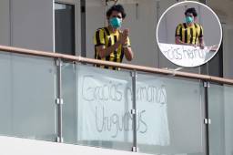 El marino hondureño, vestido con la camisa del Real España, agradeció a los uruguayos el permitirles desembarcar en Montevideo. Fotos AFP
