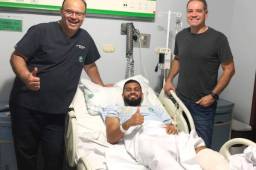 El doctor Óscar Benítez (izquierda), junto al futbolista Jorge Álvarez tras salir del quirófono donde fue operado en San Pedro Sula. Fotos cortesía