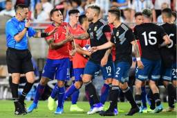 Chile y Argentina empataron en un partido de mucho roce en el Memorial Coliseum. Fotos AFP