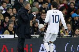 Mourinho junto a Mesut Ozil en su etapa con el Real Madrid.