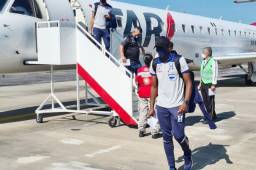 Momentos cuando los jugadores de la Selección de Honduras llegaban en el vuelo chárter a Cuernavaca, México para preparar el partido del domingo. Foto Fenafuth