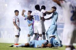 El Olimpia recibirá una dura sanción económica por la quema de pólvora y el mal comportamiento de su afición contra el Alianza de El Salvador. Foto archivo DIEZ