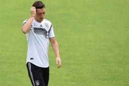 Ozil sufre una lesión en la rodilla y tiene en alerta a la selección de Alemania previo a la Copa del Mundo.