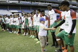 El niño Annsuer saludando a cada uno de los jugadores de Marathón que se entrenaron en el estadio Morazán. Fotos Neptalí Romero