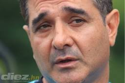 El técnico de Motagua, Diego Vázquez, se ve el sábado en el Yankel Rosenthal alzando la copa. Foto Ronald Aceituno