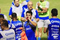 El delantero del Tondela de Portugal, Jonathan Rubio, se hidrata previo al entreno. Al fondo dirige la práctica el entrenador Fabián Coito. Fotos Ronal Aceituno