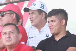 Pinto sorprendió a los aficionados y medios al presenciar el partido de repechaje en Tocoa.