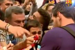 Lionel Messi mientras atendía a los fanáticos.